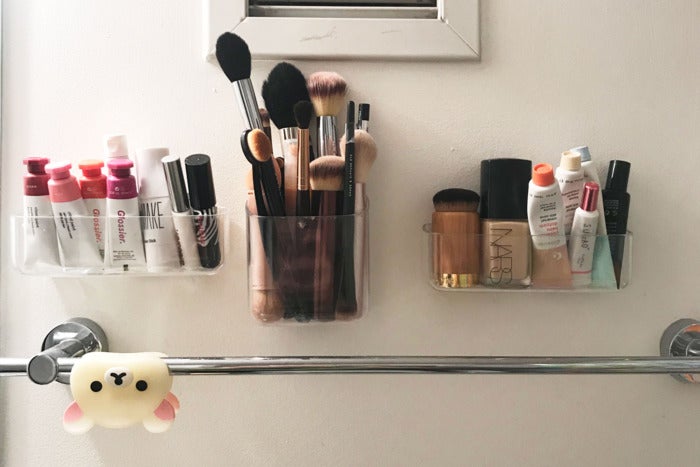 Makeup products in the Una organizers.